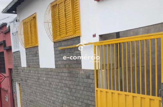 Casa na avenida principal, a poucos metros da Universidade!