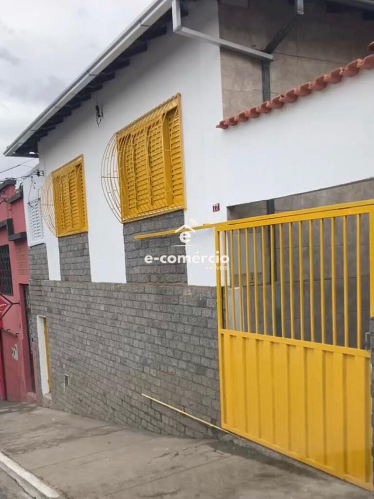 Casa na avenida principal, a poucos metros da Universidade!
