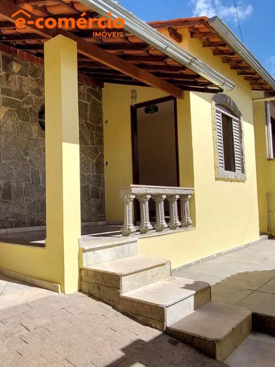 Casa a venda no centro de Itutinga